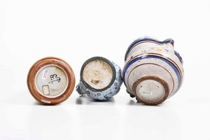 Lotto di tre maioliche. <BR>Germania, Norimberga XVIII secolo; Italia, XIX secolo; probabilmente Francia, 1930 circa.  - Asta Maioliche e Porcellane - Associazione Nazionale - Case d'Asta italiane