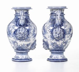 Coppia di vasi.<BR>Liguria, XX secolo.  - Asta Maioliche e Porcellane - Associazione Nazionale - Case d'Asta italiane