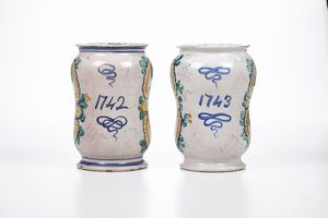 Coppia di albarelli datati 1742-43.<BR>Campania, XX secolo.  - Asta Maioliche e Porcellane - Associazione Nazionale - Case d'Asta italiane