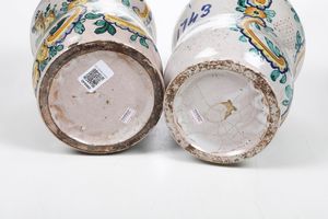 Coppia di albarelli datati 1742-43.<BR>Campania, XX secolo.  - Asta Maioliche e Porcellane - Associazione Nazionale - Case d'Asta italiane