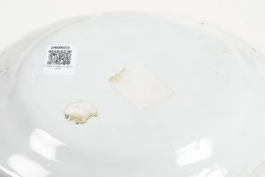 Coppia di piatti.<BR>Francia, Manifattura di Marsiglia, XVIII secolo.  - Asta Maioliche e Porcellane - Associazione Nazionale - Case d'Asta italiane