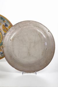 Tre piatti.<BR>Vietri sul Mare e Italia centrale, XVIII - XIX secolo  - Asta Maioliche e Porcellane - Associazione Nazionale - Case d'Asta italiane