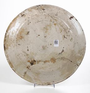 Tre piatti.<BR>Vietri sul Mare e Italia centrale, XVIII - XIX secolo  - Asta Maioliche e Porcellane - Associazione Nazionale - Case d'Asta italiane