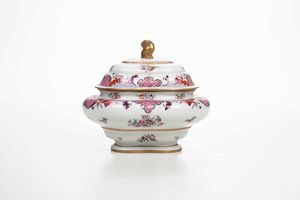 Zuppiera. <BR>Francia, Manifattura Porcelaine De Paris, XX secolo.  - Asta Maioliche e Porcellane - Associazione Nazionale - Case d'Asta italiane