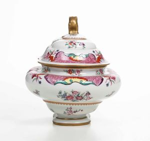 Zuppiera. <BR>Francia, Manifattura Porcelaine De Paris, XX secolo.  - Asta Maioliche e Porcellane - Associazione Nazionale - Case d'Asta italiane