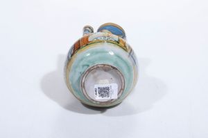 Piccola brocca raffigurante Santa Caterina.<BR>Italia centrale, XVIII secolo.  - Asta Maioliche e Porcellane - Associazione Nazionale - Case d'Asta italiane