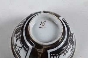 Una tazza e un piattino.<BR>Nove, Manifattura Antonibon-Baroni, 1800-1825.  - Asta Maioliche e Porcellane - Associazione Nazionale - Case d'Asta italiane