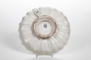 Coppa in stile compendiario.<BR>Italia centrale, XIX secolo (?).  - Asta Maioliche e Porcellane - Associazione Nazionale - Case d'Asta italiane