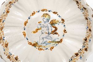 Coppa in stile compendiario.<BR>Italia centrale, XIX secolo (?).  - Asta Maioliche e Porcellane - Associazione Nazionale - Case d'Asta italiane