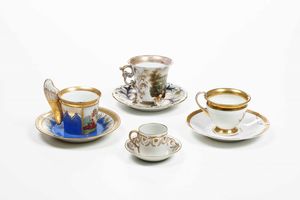Quattro tazze e piattini.<BR>Diverse manifatture, XIX secolo.  - Asta Maioliche e Porcellane - Associazione Nazionale - Case d'Asta italiane
