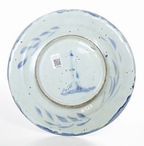 Grande piatto. <BR>Savona, fine del XVII - inizio del XVIII secolo.  - Asta Maioliche e Porcellane - Associazione Nazionale - Case d'Asta italiane