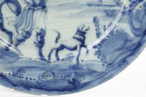 Grande piatto. <BR>Savona, fine del XVII - inizio del XVIII secolo.  - Asta Maioliche e Porcellane - Associazione Nazionale - Case d'Asta italiane