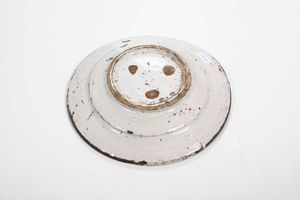 Piatto.<BR>Lombardia (?), XVIII secolo.  - Asta Maioliche e Porcellane - Associazione Nazionale - Case d'Asta italiane