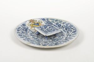 Piatto con saliera e stemma araldico.<BR>Deruta, prima metà del XVII secolo.  - Asta Maioliche e Porcellane - Associazione Nazionale - Case d'Asta italiane
