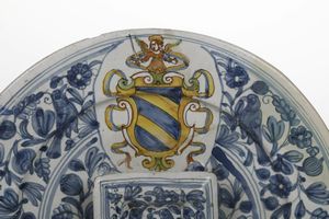 Piatto con saliera e stemma araldico.<BR>Deruta, prima metà del XVII secolo.  - Asta Maioliche e Porcellane - Associazione Nazionale - Case d'Asta italiane
