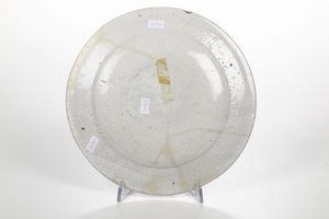 Piatto con saliera e stemma araldico.<BR>Deruta, prima metà del XVII secolo.  - Asta Maioliche e Porcellane - Associazione Nazionale - Case d'Asta italiane