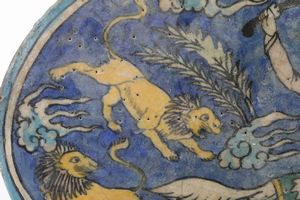 Targa raffigurante la caccia al leone. <BR>Persia, XIX secolo.  - Asta Maioliche e Porcellane - Associazione Nazionale - Case d'Asta italiane
