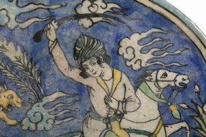 Targa raffigurante la caccia al leone. <BR>Persia, XIX secolo.  - Asta Maioliche e Porcellane - Associazione Nazionale - Case d'Asta italiane