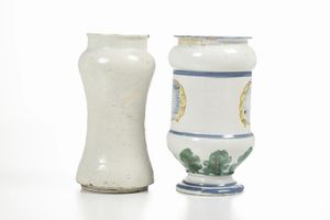 Due albarelli.<BR>Spagna (Talavera) e Italia (Lombardia), XIX secolo.  - Asta Maioliche e Porcellane - Associazione Nazionale - Case d'Asta italiane
