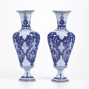 Coppia di vasi a grottesche.<BR>Francia, Blois, XX secolo.  - Asta Maioliche e Porcellane - Associazione Nazionale - Case d'Asta italiane