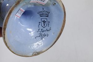 Coppia di vasi a grottesche.<BR>Francia, Blois, XX secolo.  - Asta Maioliche e Porcellane - Associazione Nazionale - Case d'Asta italiane