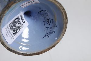 Coppia di vasi a grottesche.<BR>Francia, Blois, XX secolo.  - Asta Maioliche e Porcellane - Associazione Nazionale - Case d'Asta italiane