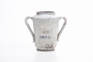 Albarello biansato datato 1571. <BR>Italia centrale, XIX-XX secolo.  - Asta Maioliche e Porcellane - Associazione Nazionale - Case d'Asta italiane