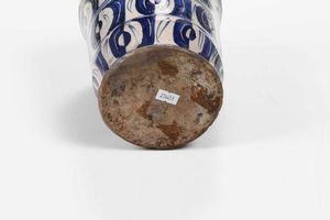 Albarello.<BR>Probabilmente Italia meridionale, prima metà del XX secolo.  - Asta Maioliche e Porcellane - Associazione Nazionale - Case d'Asta italiane