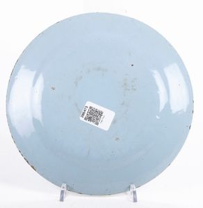 Piatto.<BR>Pavia, prima metà del XVIII secolo.  - Asta Maioliche e Porcellane - Associazione Nazionale - Case d'Asta italiane