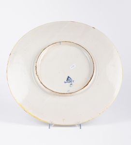 Coppia di piatti istoriati con soldati romani.<BR>Gualdo Tadino, Manifattura Maiolica a Riflessi Lorenzo ed Alberto Rubboli, 1931-1936.  - Asta Maioliche e Porcellane - Associazione Nazionale - Case d'Asta italiane