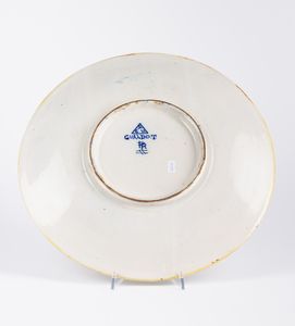 Coppia di piatti istoriati con soldati romani.<BR>Gualdo Tadino, Manifattura Maiolica a Riflessi Lorenzo ed Alberto Rubboli, 1931-1936.  - Asta Maioliche e Porcellane - Associazione Nazionale - Case d'Asta italiane