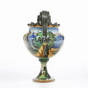 Vaso raffigurante la giovane Erato e un amorino.<BR>Pesaro, Manifattura Molaroni, 1908-1920.  - Asta Maioliche e Porcellane - Associazione Nazionale - Case d'Asta italiane