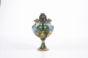 Vaso raffigurante la giovane Erato e un amorino.<BR>Pesaro, Manifattura Molaroni, 1908-1920.  - Asta Maioliche e Porcellane - Associazione Nazionale - Case d'Asta italiane