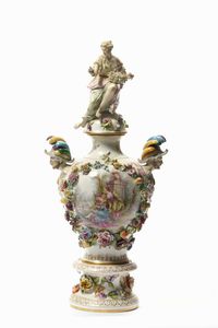Grande vaso con piedistallo e coperchio.<BR>Germania, Potschappel, Manifattura di Carl Thieme, inizio XX secolo.  - Asta Maioliche e Porcellane - Associazione Nazionale - Case d'Asta italiane