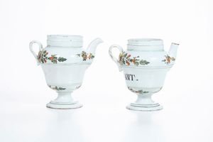 Coppia di orcioli.<BR>Nove, Manifattura Antonibon, 1750-1770.  - Asta Maioliche e Porcellane - Associazione Nazionale - Case d'Asta italiane