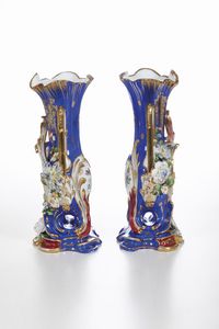 Coppia di vasi.<BR>Parigi (?), metà del XIX secolo.  - Asta Maioliche e Porcellane - Associazione Nazionale - Case d'Asta italiane