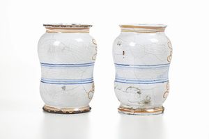 Coppia di albarelli.<BR>Italia centrale. XX secolo.<BR>  - Asta Maioliche e Porcellane - Associazione Nazionale - Case d'Asta italiane