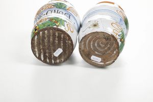 Coppia di albarelli.<BR>Italia centrale. XX secolo.<BR>  - Asta Maioliche e Porcellane - Associazione Nazionale - Case d'Asta italiane