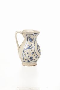 Boccale decorato con cuore trafitto.<BR>Viterbo (?), fine del XV - inizio del XVI secolo.  - Asta Maioliche e Porcellane - Associazione Nazionale - Case d'Asta italiane