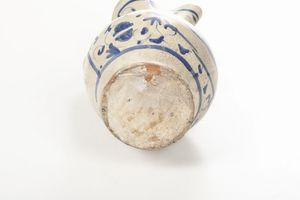 Boccale decorato con cuore trafitto.<BR>Viterbo (?), fine del XV - inizio del XVI secolo.  - Asta Maioliche e Porcellane - Associazione Nazionale - Case d'Asta italiane