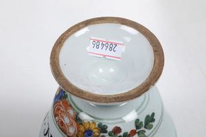 Due albarelli e un coperchio.<BR>Nove, Manifattura Antonibon, 1750-1770.  - Asta Maioliche e Porcellane - Associazione Nazionale - Case d'Asta italiane