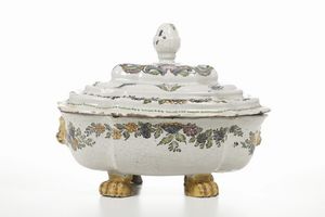 Zuppiera con coperchio.<BR>Campania, probabilmente Fabbrica di Caserta, 1753-1756.  - Asta Maioliche e Porcellane - Associazione Nazionale - Case d'Asta italiane