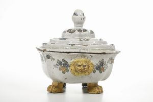 Zuppiera con coperchio.<BR>Campania, probabilmente Fabbrica di Caserta, 1753-1756.  - Asta Maioliche e Porcellane - Associazione Nazionale - Case d'Asta italiane