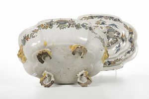 Zuppiera con coperchio.<BR>Campania, probabilmente Fabbrica di Caserta, 1753-1756.  - Asta Maioliche e Porcellane - Associazione Nazionale - Case d'Asta italiane