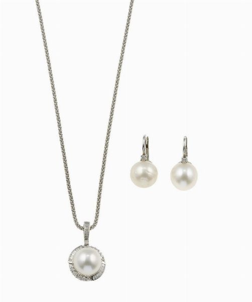 Demi-parure composta da un pendente ed un paio di orecchini con perle coltivate e diamanti  - Asta Gioielli - Associazione Nazionale - Case d'Asta italiane