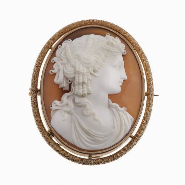 Spilla con cammeo su conchiglia  - Asta Gioielli - Associazione Nazionale - Case d'Asta italiane