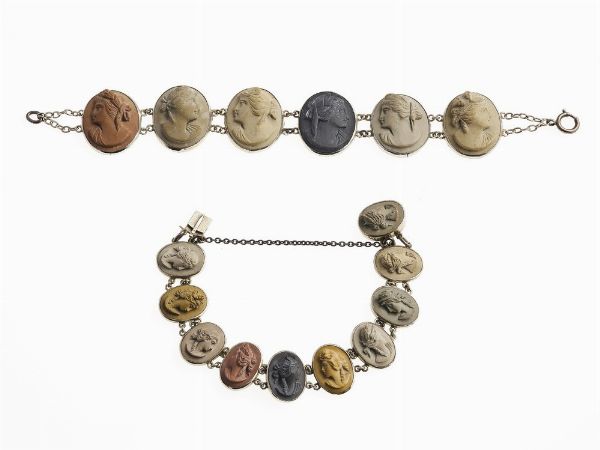 Due bracciali con cammei in pietra lavica  - Asta Gioielli - Associazione Nazionale - Case d'Asta italiane