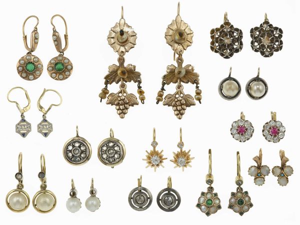 Lotto composto da tredici paia di orecchini con piccoli diamanti, perle, gemme sintetiche  - Asta Gioielli - Associazione Nazionale - Case d'Asta italiane