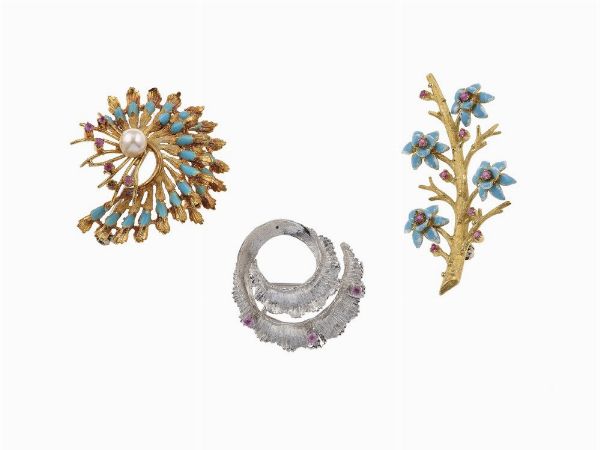 Lotto composto da tre spille con perle, rubini e smalti  - Asta Gioielli - Associazione Nazionale - Case d'Asta italiane