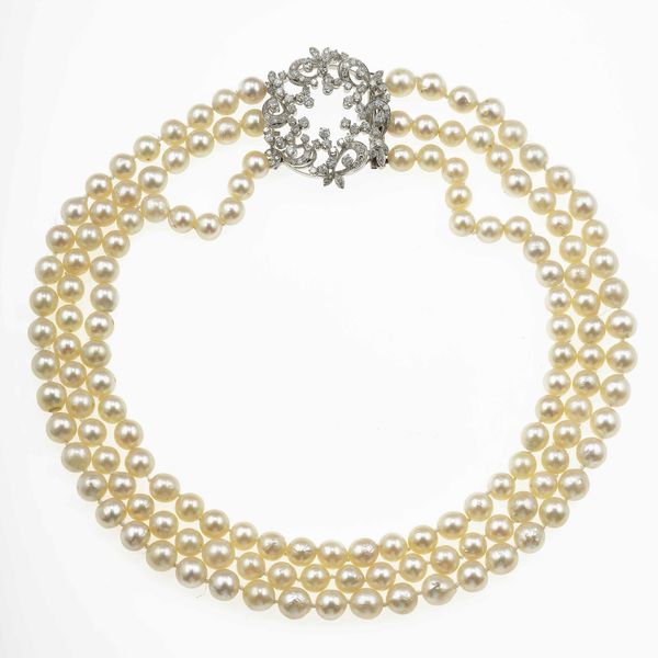 Collana a tre fili di perle coltivate con fermezza in diamanti  - Asta Gioielli - Associazione Nazionale - Case d'Asta italiane